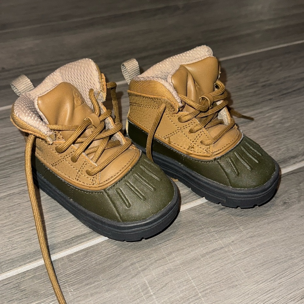 Toddler Nike boots with rubber bottom and toe. Probably worn once. TD SIZE 5c